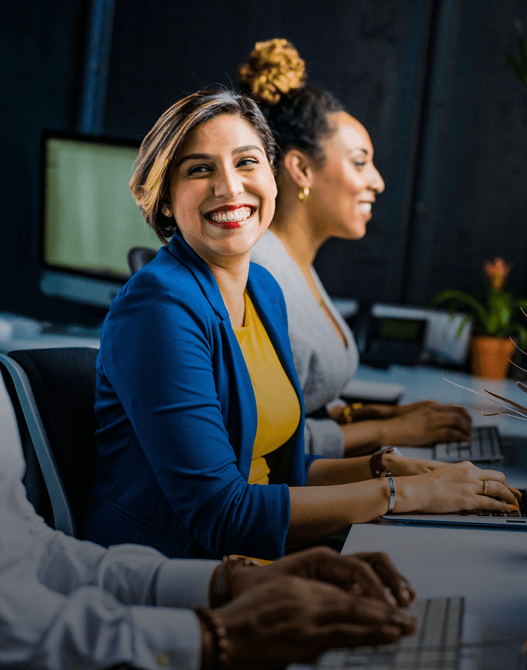 Los empleados felices utilizan una plataforma de aprendizaje de idiomas en su lugar de trabajo.