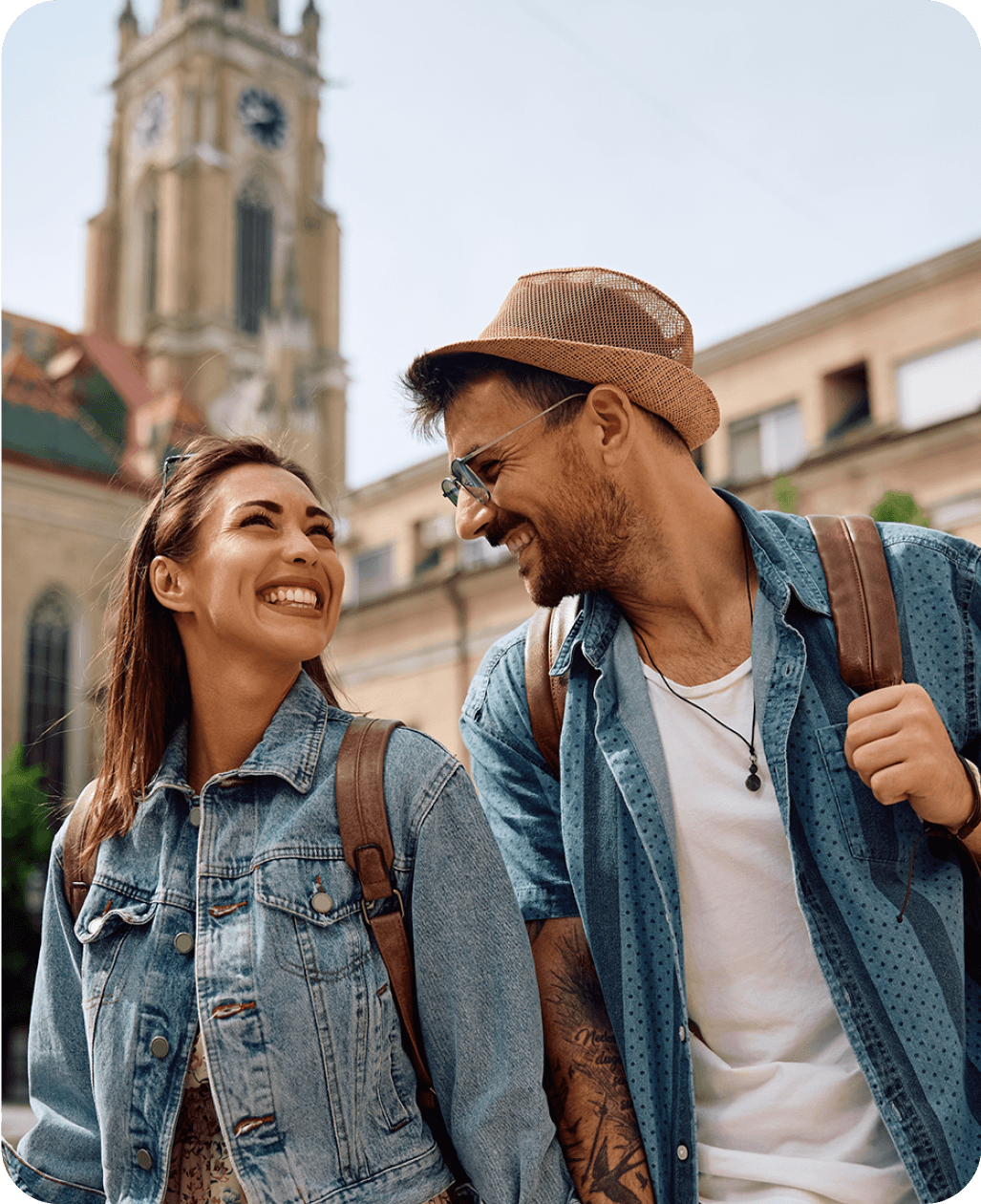 Una pareja sonriente paseando en el exterior representa el uso del idioma en el mundo real.