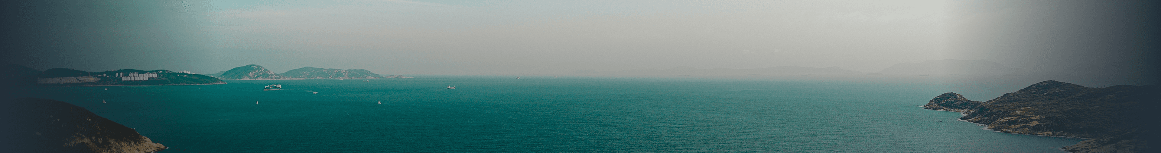 Imagen de un lindo paisaje marino con estadísticas que muestran que 22 000 instituciones educativas, 9000 organizaciones públicas y sin fines de lucro, 12 000 corporaciones y millones de alumnos de todo el mundo utilizan Rosetta Stone.