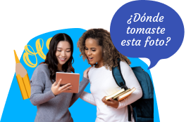 Dos mujeres en edad escolar usando Rosetta Stone juntas, donde una lee en voz alta "¿Dónde tomaste esta foto?"